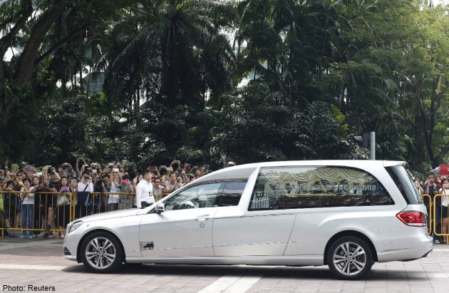 The hearse carrying the body of former Prime Minister Lee Kuan Yew arrives at the Istana in Singapore, March 23, 2015.
